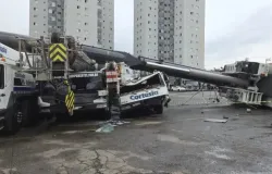Guindaste cai sobre trem do monotrilho em S�o Paulo e deixa operador ferido