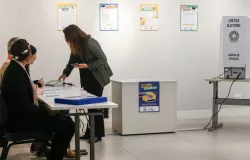 Chuva forte alaga escola em Curitiba e 3.523 eleitores t�m local de vota��o alterado no 2� turno