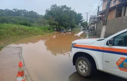Chuvas fortes no Brasil deixam 2 mortos e travam estradas e trens em S�o Paulo
