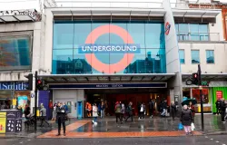 Homem � esfaqueado no rosto e nas costas em esta��o de metr� em Londres durante o dia
