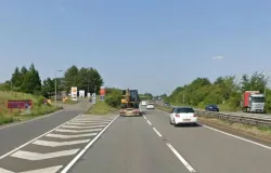 Homem morre e beb� de 1 ano luta pela vida ap�s van Mercedes colidir em carro quebrado na rodovia