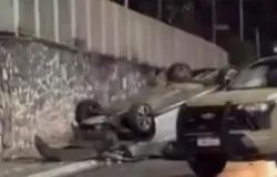 V�deo mostra carro que capotou em avenida movimentada de Salvador, perto da Uneb