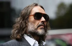Ex-assistente de Russell Brand fala de cenas chocantes em tribunal
