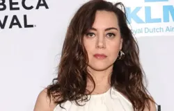 Aubrey Plaza d� � luz seu primeiro filho um ano e meio ap�s a morte do mari