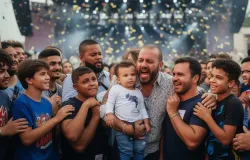 Leonardo reclama dos outros filhos em show com seu primog�nito: 'Esse aqui � o �nico'