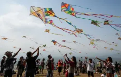 Turistas de todo o mundo viajam para a Indon�sia para participar do Festival Internacional de Pipas.