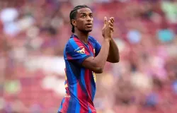 Man Utd decide sobre transfer�ncia de Alejandro Balde ap�s reuni�o com Barcelona