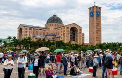 BRASIL CELEBRA DIA DA PADROEIRA COM SANTU�RIO � ESPERA DE MULTID�ES