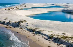 Tem praia com nota m�xima no guia das 100 melhores do mundo e o �nico cen�rio do planeta com dunas e lagoas dessa dimens