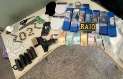 PMCE apreende drogas, arma de fogo e muni��es com uma dupla no bairro Vicente Pinz�n, em Fortaleza