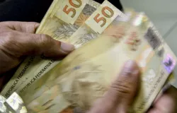 Segurados com NIS finais 3 e 8 recebem primeira parcela do 13�