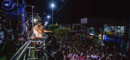 Noite de sexta re�ne mais de 100 mil pessoas na avenida do Carnaval do Aracati 2026