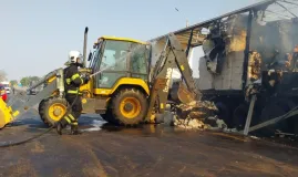Inc�ndio atinge 2 caminh�es na rodovia e mobiliza bombeiros