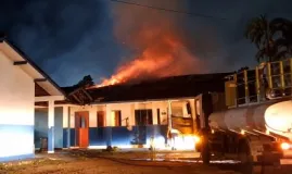 Escola em Aripuan� (MT) � parcialmente destru�da por inc�ndio; bombeiros evitam que as chamas se espalhem