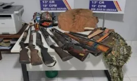 Pol�cia encontra 8 armas escondidas em casa de homem que amea�ou matar pai e filho