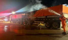 Fogo em caminh�o com milho assusta moradores no interior de Mato Grosso