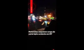 Motoristas saqueiam carga de carne ap�s carreta tombar na BR-163 em MT