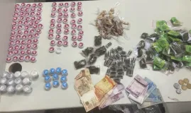 Homem preso com 400 por��es de drogas em Salvador