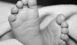 M�e b�bada � presa ao desobedecer ordem de parada e PM encontra adolescentes e beb� sozinhos em casa