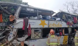 �nibus clandestino tomba na Serra de Petr�polis e mata 10 pessoas