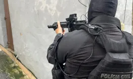 Pol�cia prende suspeitos de assaltos a �nibus no bairro do Lobato, em Salvador
