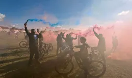 Jovens mascarados soltam fogos e bal�es para homenagear morto em acidente na A66 e geram pol�mica