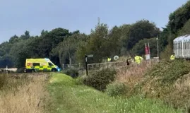 Homem morre ap�s trem atingir van em passagem de n�vel na Inglaterra