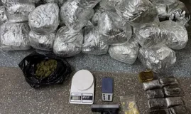 Pol�cia prende homem e apreende quase 50 kg de drogas e arma falsa em Lauro de Freitas