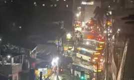 Criminosos sequestram 14 �nibus e montam barricadas em Jacarepagu� em meio a tiroteio