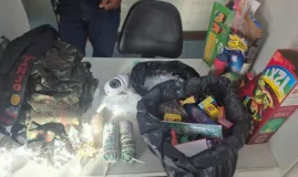 Pol�cia Militar fecha ponto de traficantes no Lobato e apreende drogas, muni��es e roupas camufladas em Salvador