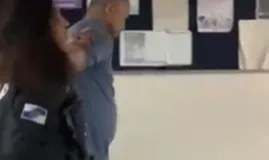 Menina de 15 anos escapa de sequestro pulando de carro e suspeito � preso