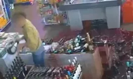 Homem destr�i R$ 60 mil em garrafas de vinho ap�s cart�o ser negado