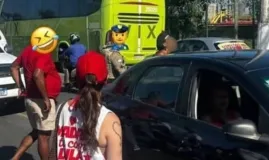 Mulher � presa ap�s jogarem tinta em prefeito durante caminhada pol�tica