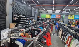For�a-tarefa apreende 3,5 toneladas de roupas falsas em outlet do Rio