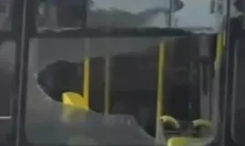 Homem � morto por bala perdida dentro de �nibus do BRT na Zona Sudoeste do Rio