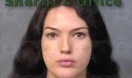 Mulher de 25 anos atira em rival amoroso com pistola rosa para 'fazer um ponto' ap�s descobrir trai��o do namorado