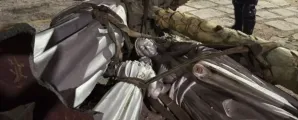 Escultura da Sagrada Fam�lia cai enquanto � retirada de pr�dio hist�rico e empresa contratada far� o restauro