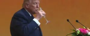 Trump faz careta ao beber champanhe na China