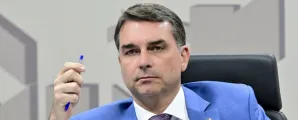 Fl�vio Bolsonaro admite poss�veis novos vazamentos e nega irregularidades em filme sobre Jair