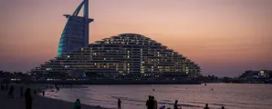 Drone bate em usina nuclear de Abu Dhabi e fogo acende alarme, mas autoridades dizem que n�o h� perigo