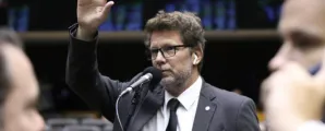 Deputado que viajou para o exterior liga para presidente da C�mara ap�s STF n�o conseguir intim�-lo