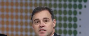 Ministro Mendon�a recusa abrir celular de banqueiro e diz que atrapalharia julgamento