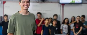 Professor que estudou na mesma escola agora leciona e � homenageado em premia��o da Educa��o de SP