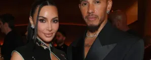 Lewis Hamilton ganha os cora��es dos filhos de Kim Kardashian com filhote de golden retriever