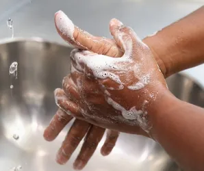 Simples gesto de lavar as m�os pode evitar em 40% o risco de infec��es
