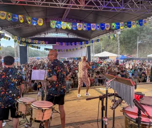 Reinaldinho leva alegria e anima��o � Praia do Bosque durante Temporada de Praia 2026
