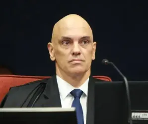 Juristas apontam rela��o suspeita entre Moraes e banqueiro e pedem investiga��o