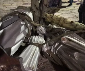 Escultura da Sagrada Fam�lia cai enquanto � retirada de pr�dio hist�rico e empresa contratada far� o restauro