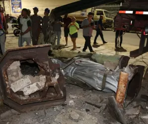 Imagem sagrada cai de pr�dio hist�rico em Fortaleza enquanto � retirada da fachada