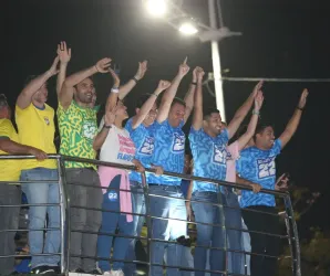 Fl�vio Bolsonaro promete incluir homossexuais e defender compra dos brasileiros em evento em Fortaleza